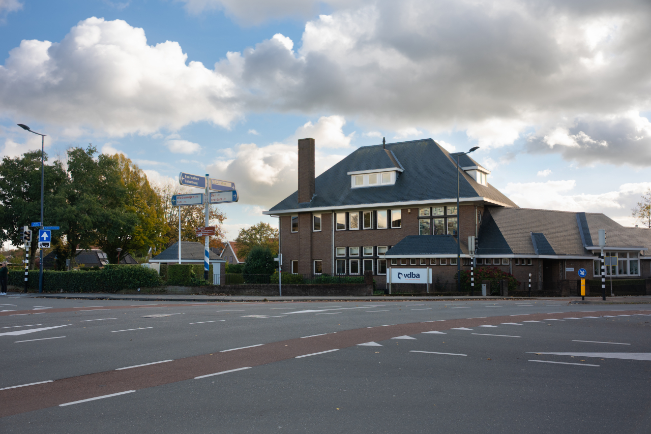 Het nieuwe logo beletterd op het bord door Dirk